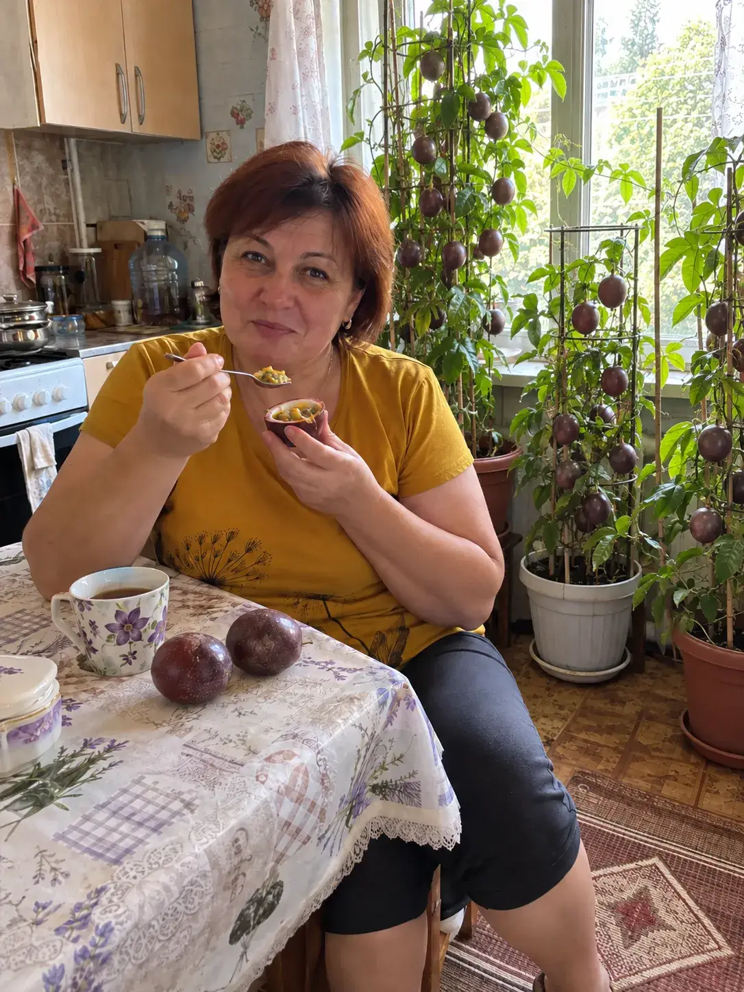 Розрізаний плід маракуї з ароматною м'якоттю